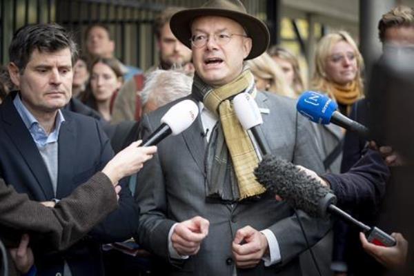 Do<em></em>nald Pols, chief executive at Milieudefensie (Friends of the Earth Netherlands) speaking outside court