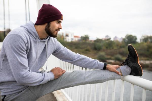 “A man in gray sweatpants isn’t trying too hard. Gray sweatpants say, ‘I put no effort into this outfit,’” a psychotherapist explained. 