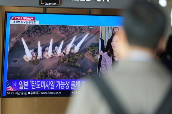 A TV screen shows a report of North Korea's multiple short-range ballistic missiles with file footage during a news program at Seoul Railway Station in Seoul, South Korea, on Nov. 5, 2024. 