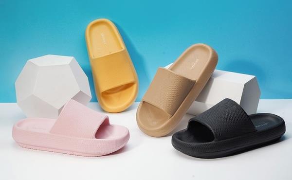 The ultra-comfy Bro<em></em>nax cloud slides come in 14 vibrant colors.