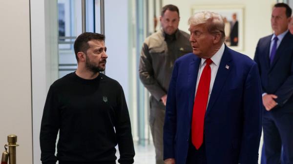 Volodymyr Zelensky and Do<em></em>nald Trump meeting at table