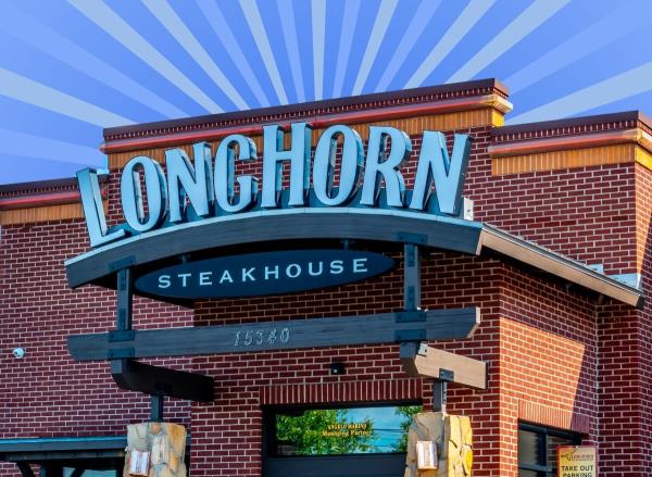 A storefront pf the popular casual-dining brand Lo<em></em>ngHorn Steakhouse set against a vibrant background.