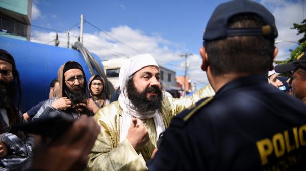 A man from the Lev Tahor Jewish sect shouts at the police in Guatemala City, Guatemala, Dec. 21, 2024. (Reuters Photo)