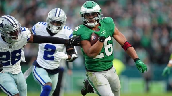 Philadelphia Eagles running back Saquon Barkley (26) carries the ball against the Dallas Cowboys