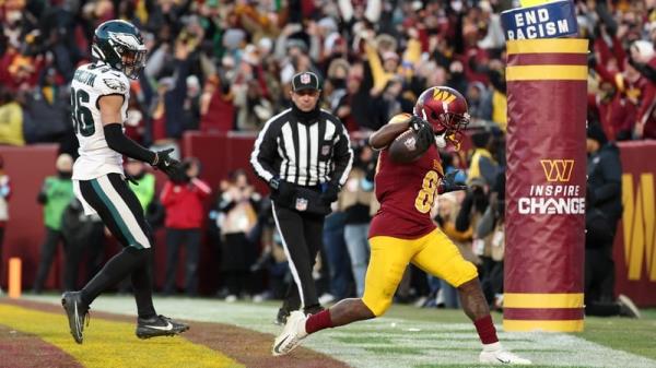 Jamison Crowder of the Washington Commanders catches the go-ahead touchdown pass with six seco<em></em>nds remaining in the fourth quarter against the Philadelphia Eagles