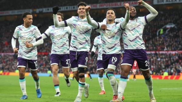 Justin Kluivert (number 19) celebrates co<em></em>nverting his spot-kick with his Bournemouth team-mates