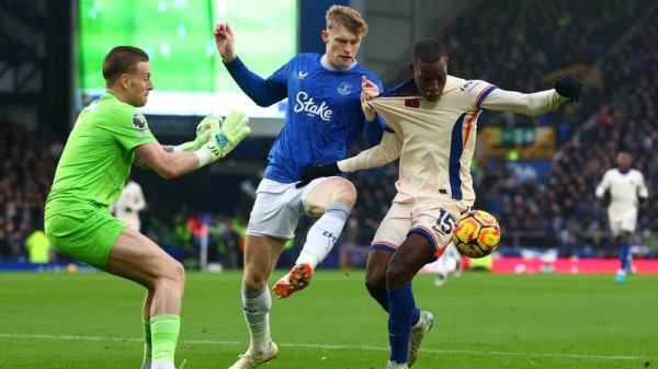 Jordan Pickfor<em></em>d (L) and Jarrad Branthwaite close down Chelsea's Nicolas Jackson at Goodison Park