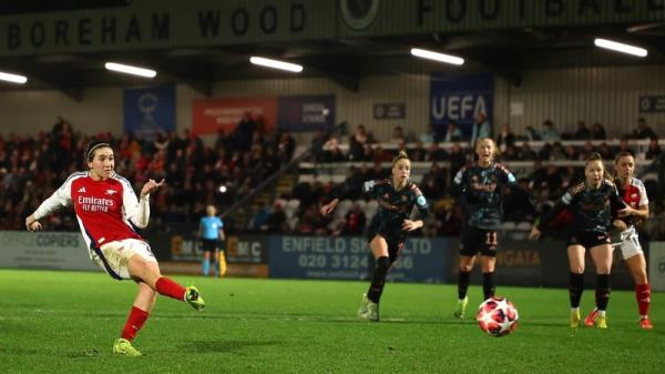 Mariona Caldentey scores from the penalty spot