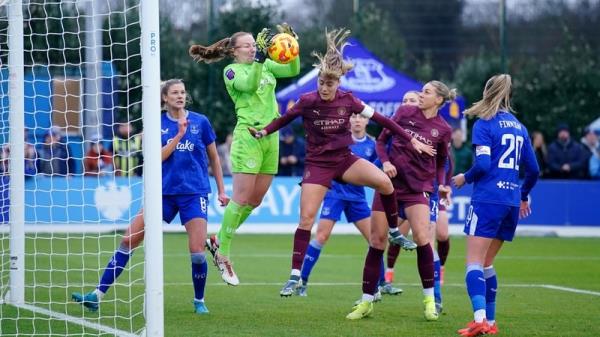 Everton goalkeeper Courtney Brosnan (second left) saves an attempt on goal from Manchester City's Laia Aleixandri (third left)