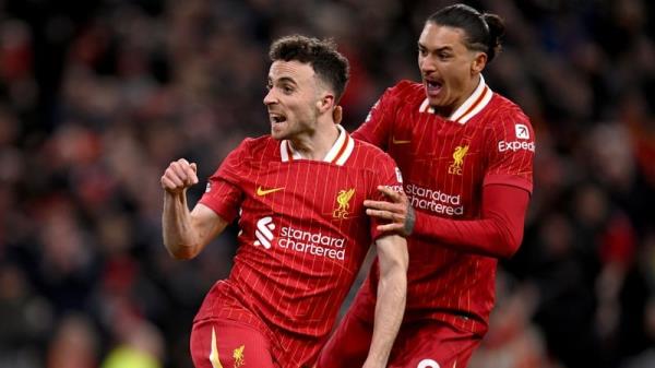 Diogo Jota (L) celebrates scoring Liverpool's equaliser with Darwin Nunez