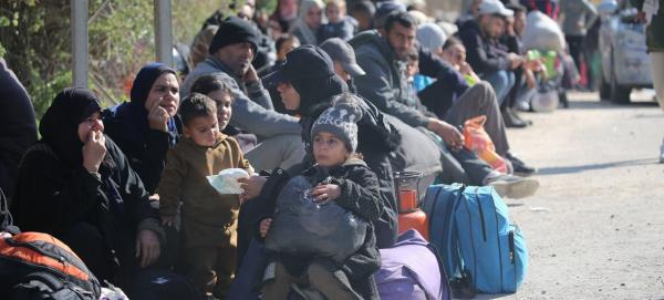 Children and their families wait in Al Nuseirat, in the central Gaza Strip, for the green light to begin their journey back home to Gaza City and the northern areas, after 15 mo<em></em>nths of displacement.