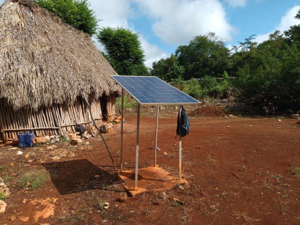 A lone solar panel powering a water well in the rural community of Tahdzui, in the southeastern Mexican state of Yucatán. The government of Claudia Sheinbaum has shown signs of reviving the clean energy transition, which had been suspended since 2018, including decentralized generation. Credit: Emilio Godoy / IPS